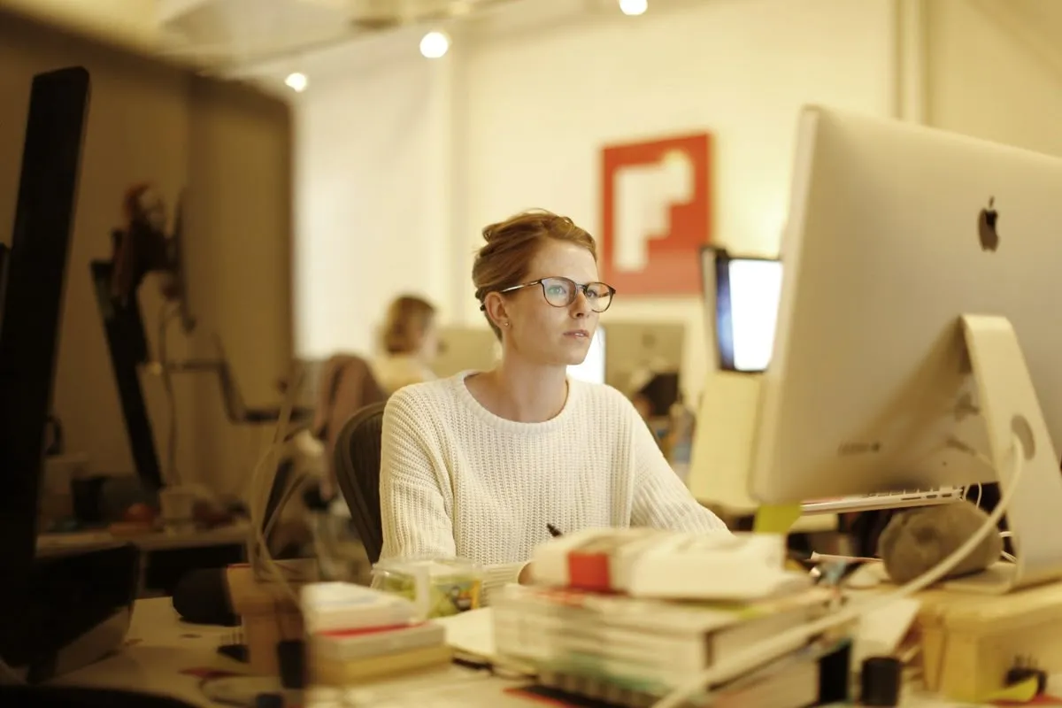 Właściciele biznesu analizują dashboardy i omawiają plan działań